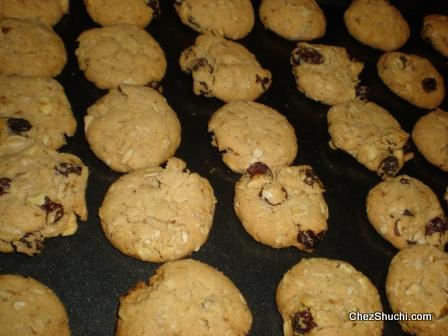 baked oat raisin cookies 